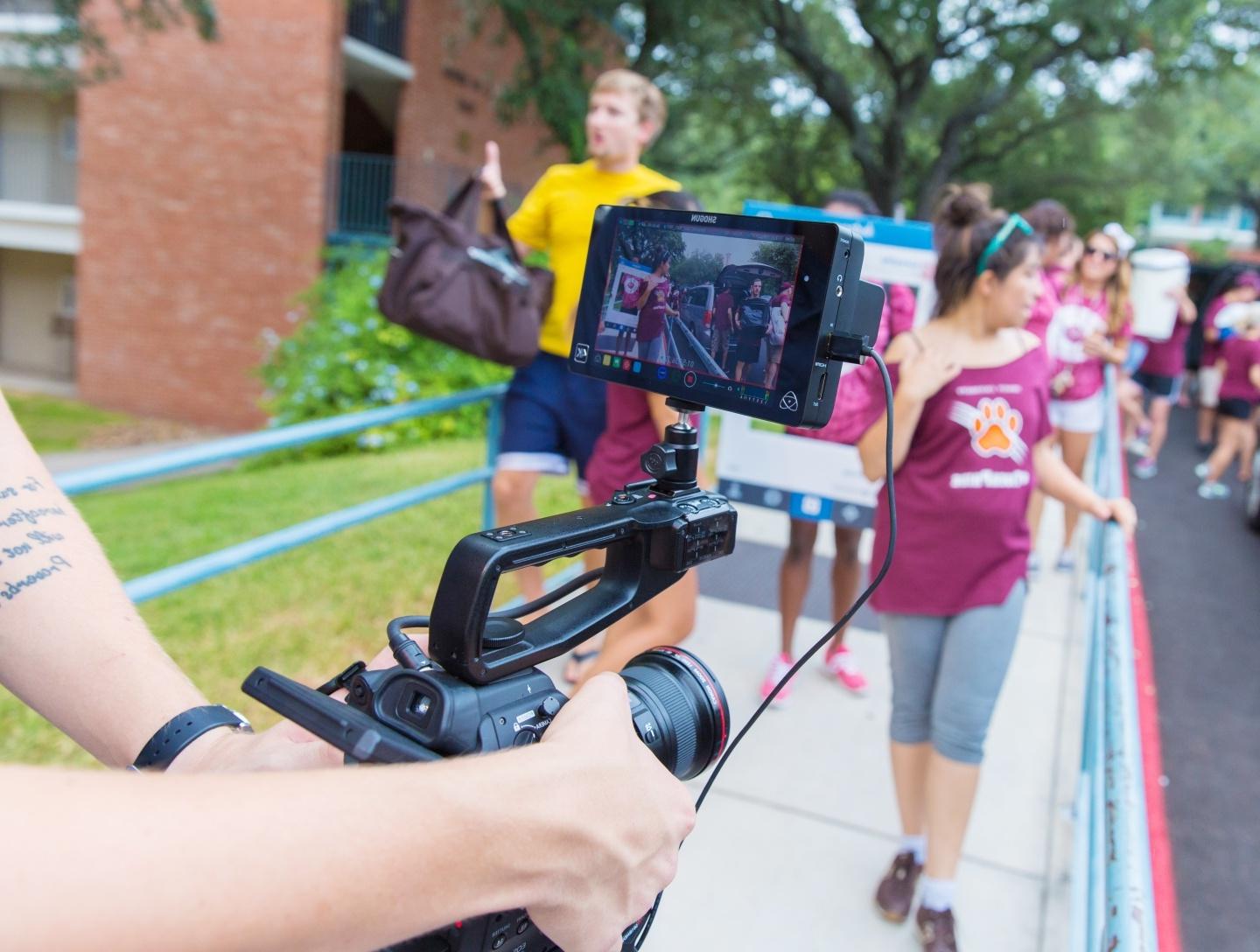一台摄像机正在拍摄一年级新生入学日期间的活动
