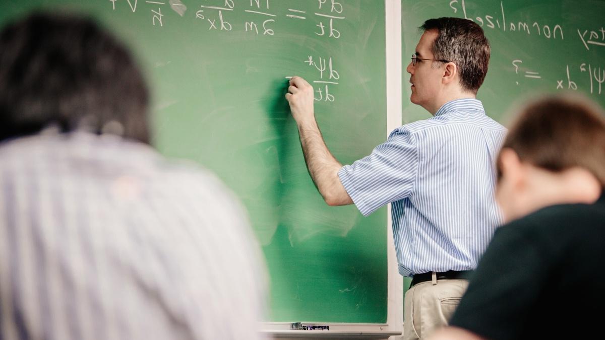 教授在黑板上写方程式