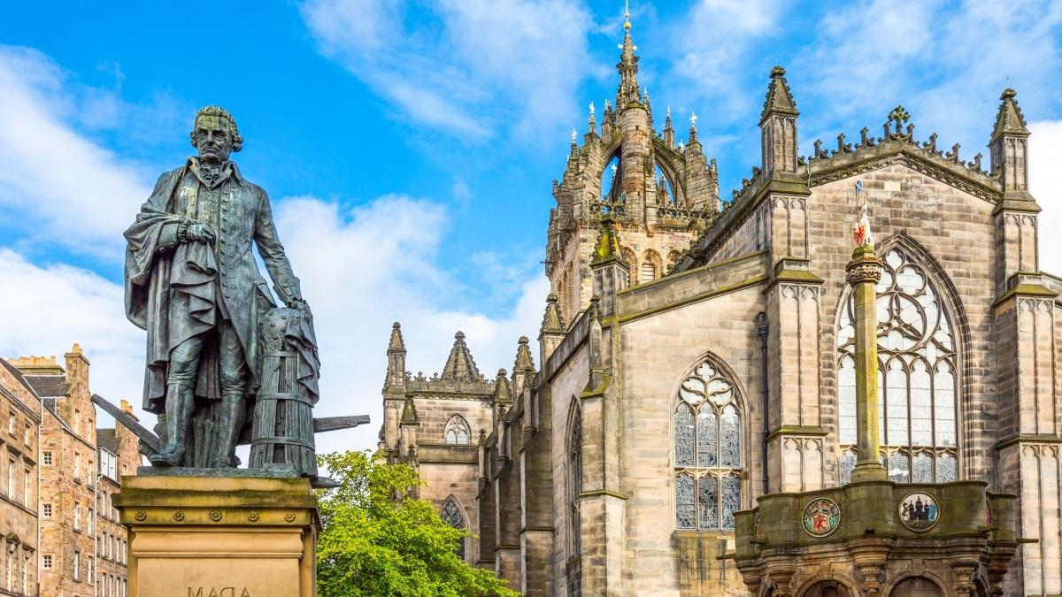 苏格兰爱丁堡圣贾尔斯大教堂的外观和雕像