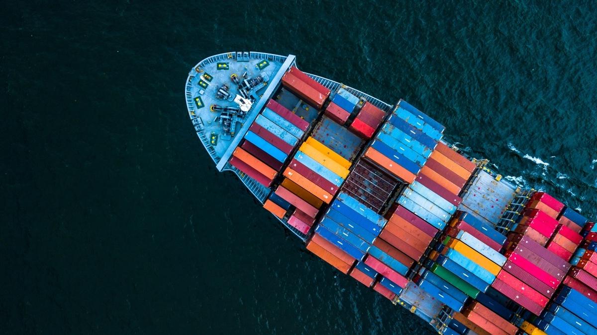 在海洋上运载货物的集装箱船的俯视图